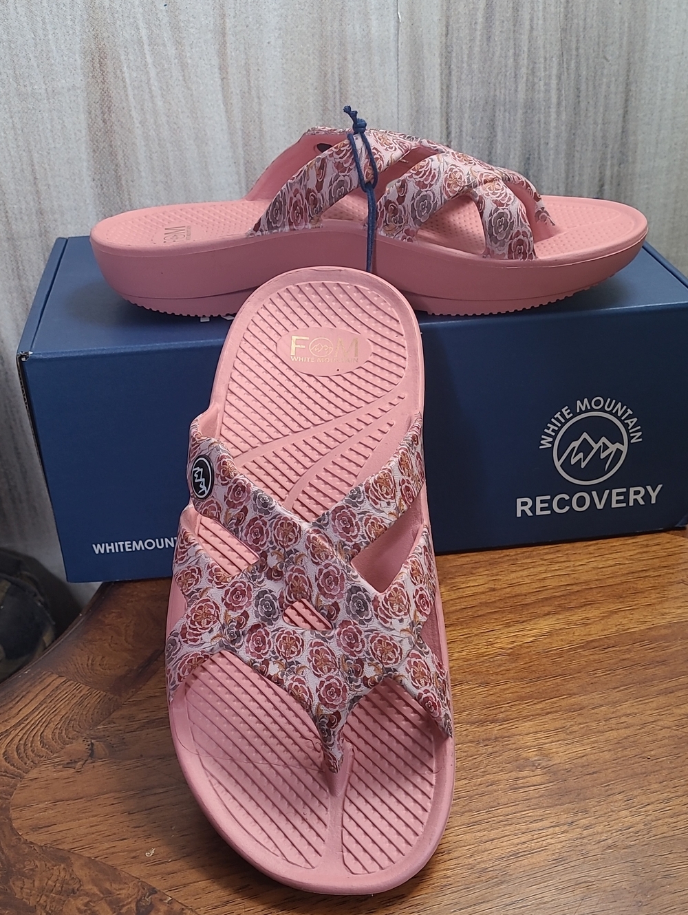 New in box! White Mountain Rip Recovery Pink Floral Womens 7 Slide Sandals